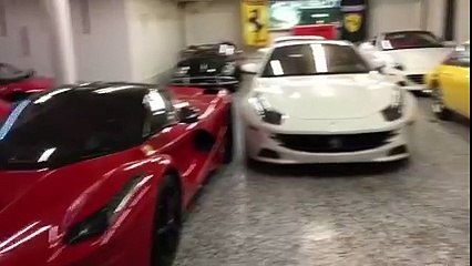 Aparentemente é uma simples garagem mas quando o portão abre...