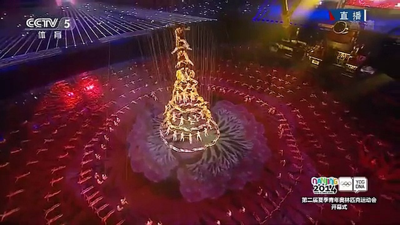 Ils construisent un sapin de Noël humain. Mais ce qu'ils font ensuite a de quoi vous couper le souffle.