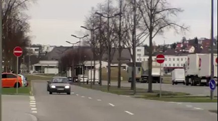 Lamborghini tenta ultrapassar Corsa A e apanha maior envergonhadela de sempre!