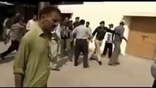 Watch: Pak reporter Chand Nawab beaten by Karachi Police