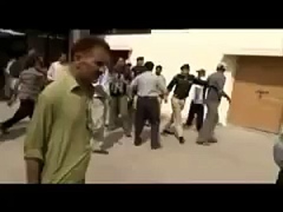 Watch: Pak reporter Chand Nawab beaten by Karachi Police