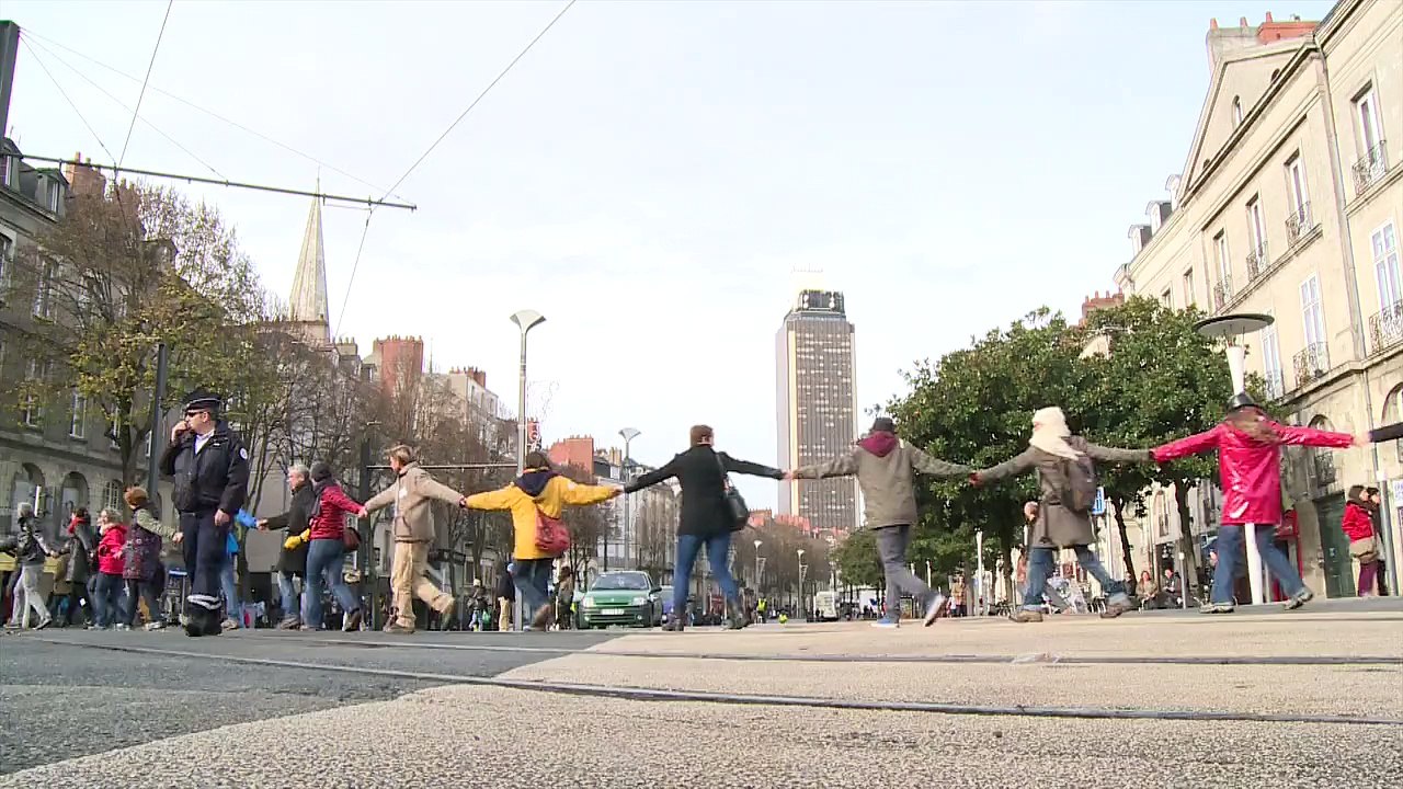 une chaine humaine et pacifique envahie Nantes ! longue vie a la lute pour l'urgence climatique