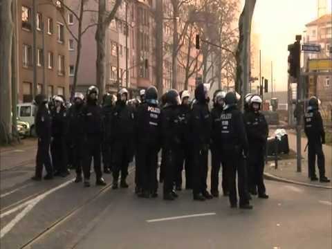 PERPLASJE MES POLICISE DHE PROTESTUESVE PARA BANKKES QENDRORE EUROPIANE NE FRANKFURT LAJM