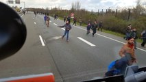 Un chauffeur routier Hongrois fonce sur des migrants à Calais