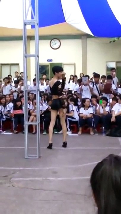 Trai giả gái múa cột sau lễ khai giảng ở Sài Gòn