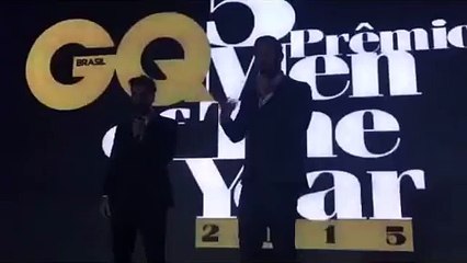 Bruno Gagliasso beija ex namorado de Sabrina Sato em premiação ( João Vicente )