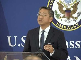 AMBASADORI AMERIKAN DONALD LU DO TU PERGJIGJET PYETJEVE TE QYTETAREVE NE RRJET LAJM