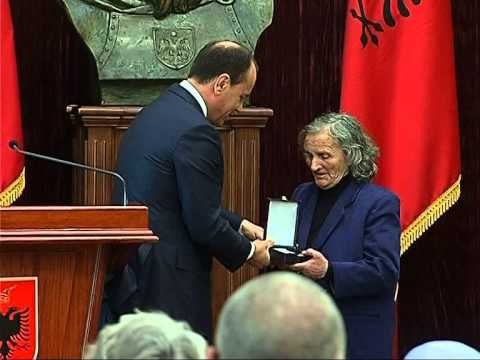 DEKOROHEN NGA PRESIDENTI NISHANI DESHMORET E 2 PRILLIT TE VITIT 1991 NE SHKODER LAJM
