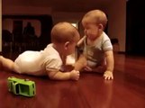 Oyuncağı paylaşamayıp kavga eden ikizler