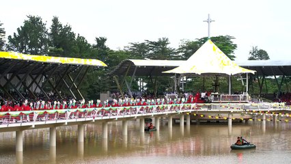 Papa recuerda mártires en multitudinaria misa en Uganda