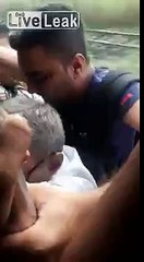 ชายหนุ่มตกจากรถไฟเสียชีวิตจากการแออัดบนรถไฟท้องถิ่นมุมไบอินเดียYoung Man Falls to His Death From Overcrowded Mumbai Loc