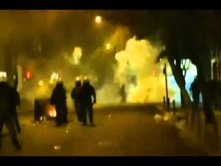 PROTESTA TE DHUNSHME NE ATHINE NDERHYN POLICIA ME GAZ LOTSJELLES DHJETRA TE PLAGOSUR LAJM
