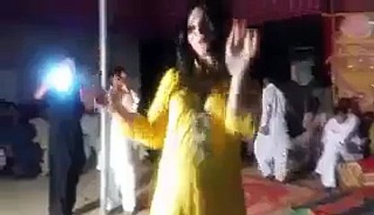 آئمہ خان کا ایک شادی میں ڈانس