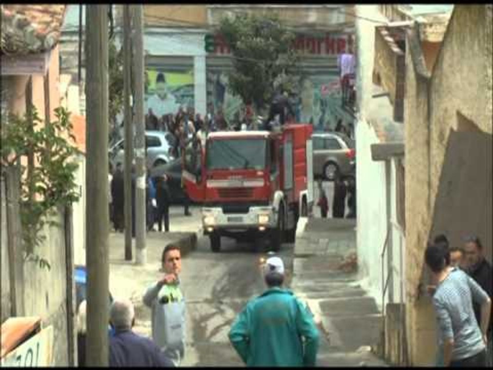 ZJARRI SHKRUMBON SHTEPINE NE DURRES,DYSHOHET SE FLAKET PASOJE E NJE BOMBULE GAZI LAJM