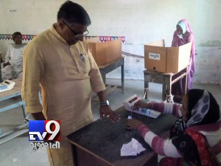 下载视频: Gujarat Civic Polls - Gujarat Home Minister Rajni Patel Casts His Vote - Tv9 Gujarati