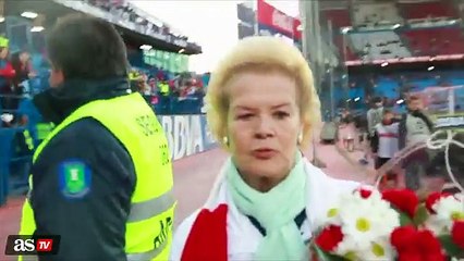 Why are flowers laid by the corner flag in Atleti’s home games