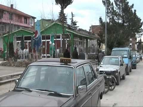 TERROR NE MAMURRAS BANDAT PERPLASJE ME ARME NE MES TE QYTETIT LAJM