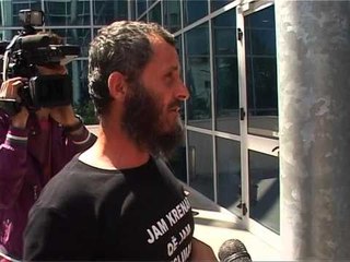 TENSION NE GJYQIN E “XHIHADISTEVE”, BESIMTARET MUSLIMANE NUK LEJOHEN NE SALLE LAJM