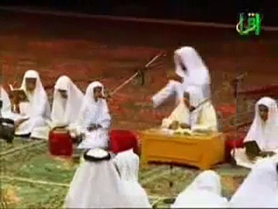 küçük çocuk kuran okuyor