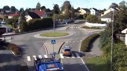 018 Vi skal til venstre i liten rundkjøring