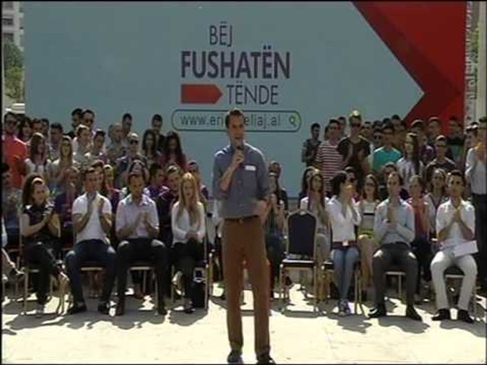 KANDIDATI I ASHE VELIAJ TAKOHET ME TE RINJTE QE VOTOJNE PER HERE TE PARE DHE ARTISTET LAJM