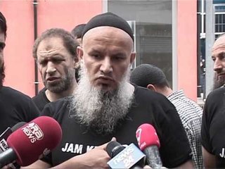 SHTYHET GJYQI I “XHIHADISTEVE”, POLICIA NUK LEJON FAMILJARET E TE PANDEHURVE NE SALLE LAJM