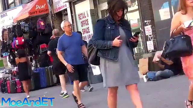 Ce SDF se fait jeter de la nourriture sur lui mais ce qu'il fait m'a mis les larmes aux yeux!