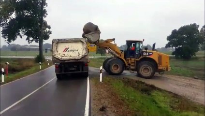 Как не надо грузить камни в грузовик