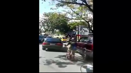 Необычный Велосипедист на улице города