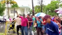 Cubanos desesperados enfrentan a la policía en un acto frente a la embajada de Ecuador en La Habana