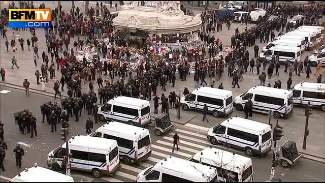 Cop21: des manifestants encagoulés défient la police place de la République à Paris