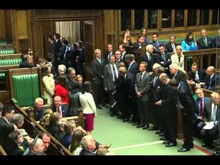MBRETERESHA ELISABET E DYTE ÇEL TRADICIONALISHT SESIONIN E RI PARLAMENTAR LAJM