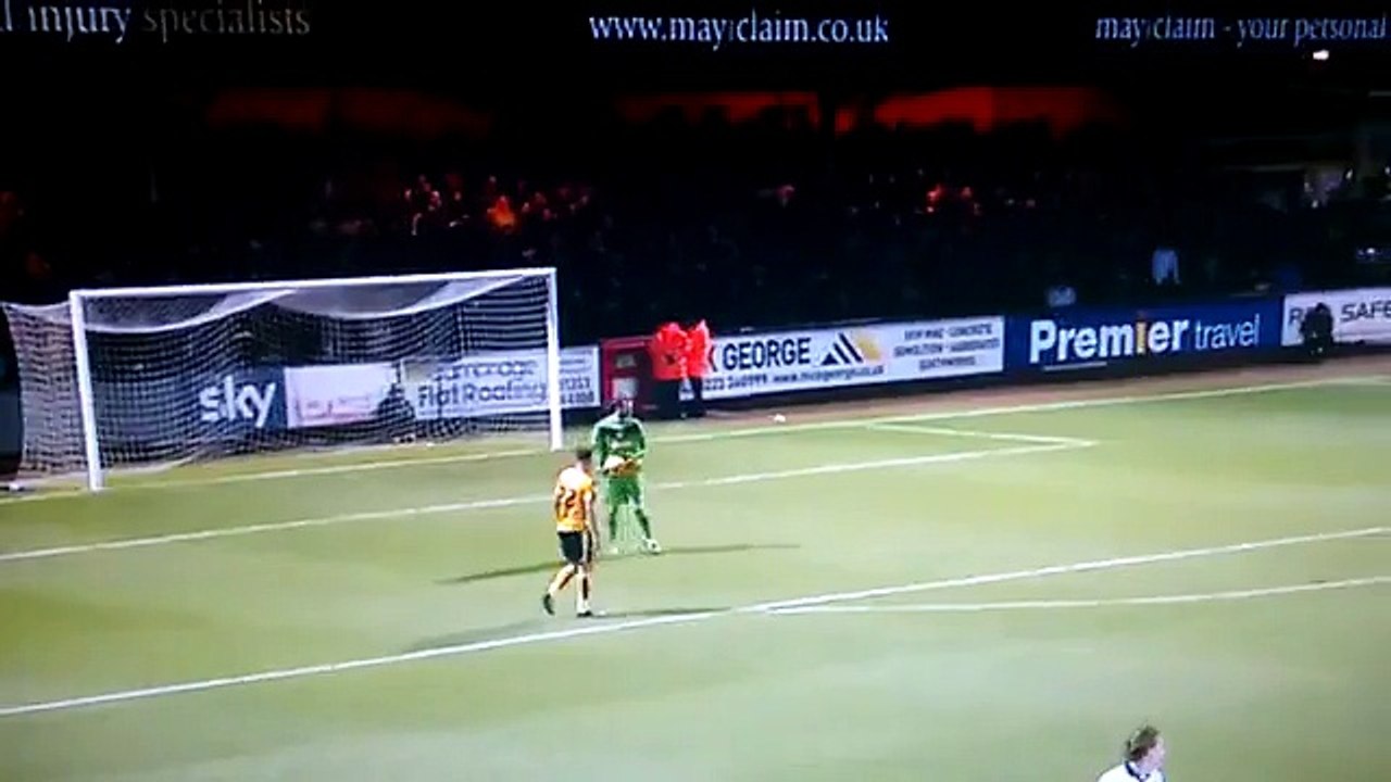 Jogador fica parado na frente do goleiro e marca gol incrível de costas