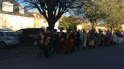 32 confréries défilent