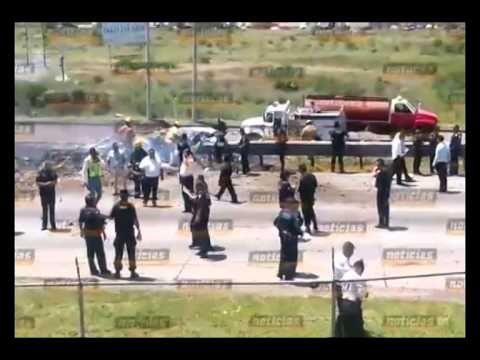 RREZOHET AEROPLANI NE NJE AUTOSTRADE NE MEKSIKE SHENOHEN 5 VIKTIMA NGA PERPLASJA LAJM