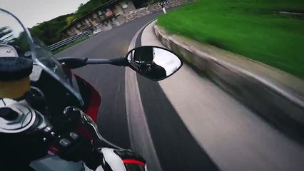Balade en moto sur une route de montagne