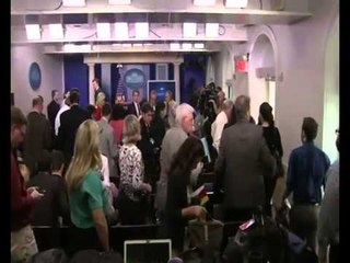 EVAKUOHET SALLA E KONFERENCAVE TE SHTYPIT NE SHTEPINE E BARDHE ALARM PER BOMBE LAJM