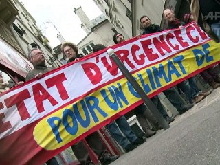 Marches mondiales pour le climat, hommage aux victimes des attentats à Paris