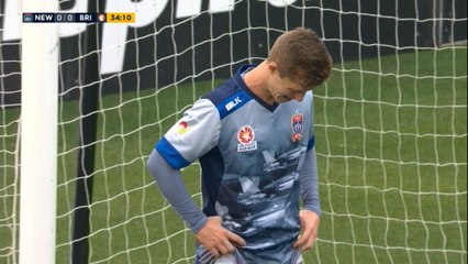 Australie - Il trouve la barre à 1m du but