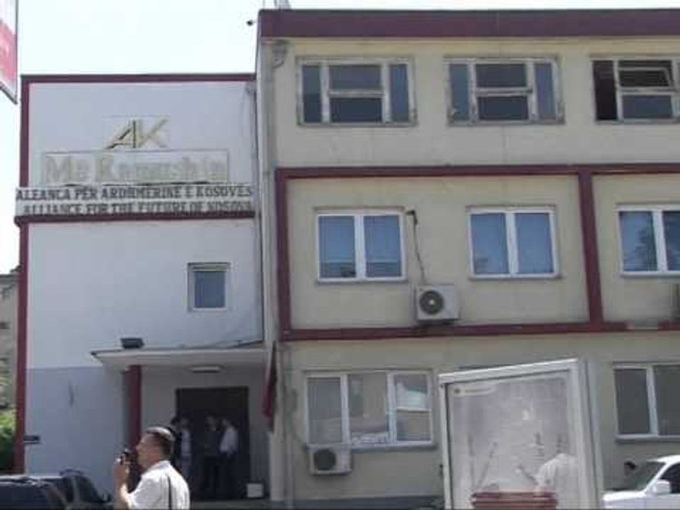 SLLOVENIA ARRESTON KREUN E AAK RAMUSH HARADINAJ PAS NJE MANDATI TE SERBISE NE 2004 LAJM