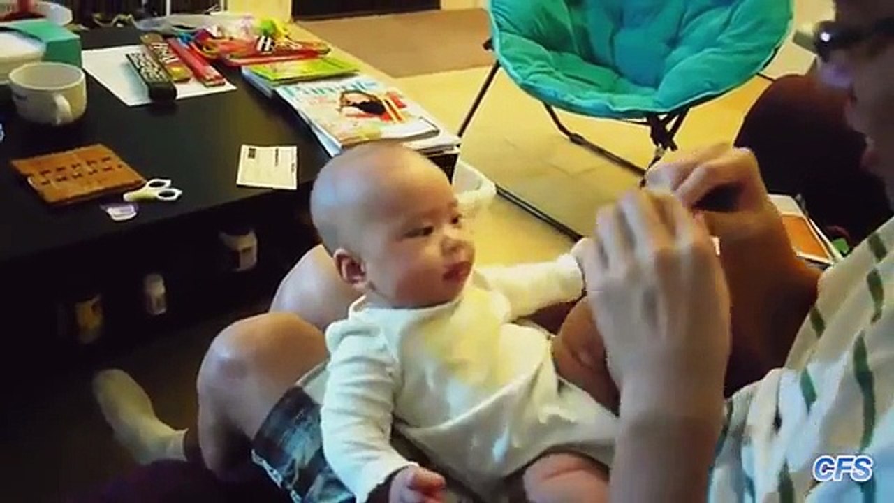 Crianças alegres. Miúdos engraçados rir quando rasgado