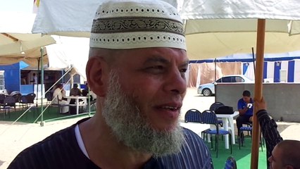 مواطن يوزع حلوى فرحا ببدء مشروع قناة السويس الجديدة فى أول موقع حفر سبتمبر2014