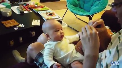 Веселим детей. Забавные малыши смеются, когда рвут бумагу