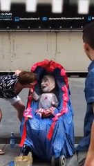 Un homme bébé dans une poussette