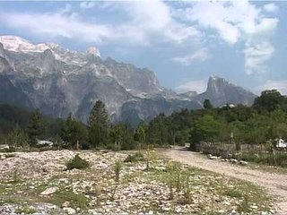 MASAKRA NDAJ ÇEKEVE TREMBI TURISTET, PRONARET NE THETH DUAN PRANINE E POLICISE LAJM