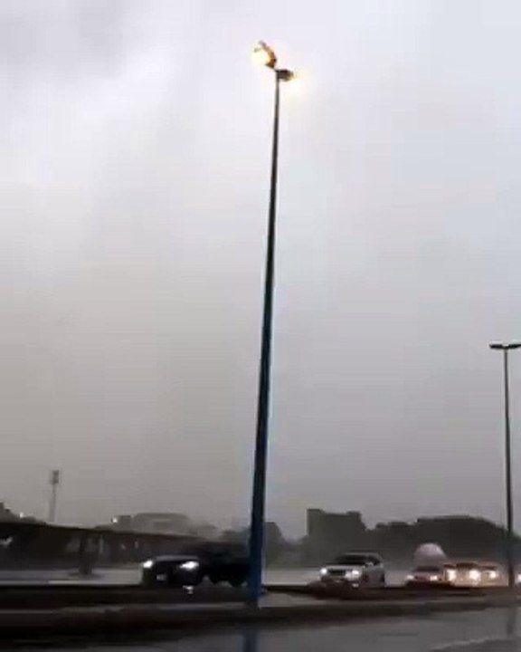 سيول وعواصف جدة - عامود إنارة يتحول إلى مروحة