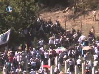 SULMOHET ME GURE DHE SHISHE KRYEMINISTRI SERB VUÇIÇ GJATE HOMAZHEVE NE SREBRENICE LAJM
