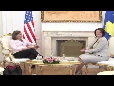 NULAND VIZITON PRISHTINEN,ZYRTARJA E SHBA KERKON NGA THEMELIMIN E GJYKATES SPECIALE LAJM