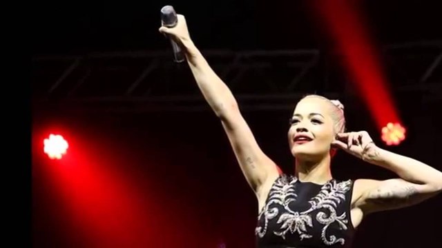 RITA ORA NDEROHET ME NJE ÇMIM TELEVIZIV POR NUK KA FAT NE DASHURI NDAHET NGA I DASHURI LAJM