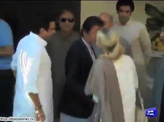 How Wife of Wasim Akram Hugging and Kissing Imran Khan